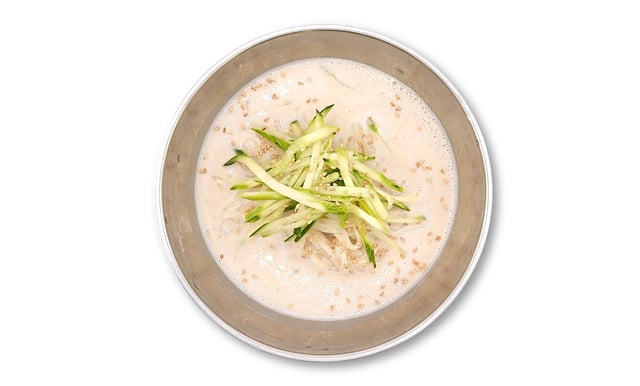 Tagliatelle in zuppa di soia fredda 1