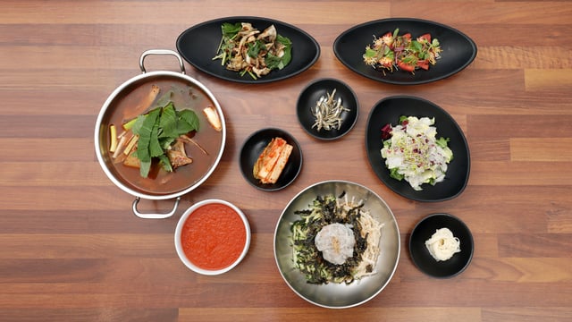 Pesce crudo a fette in brodo freddo alla Pohang 1