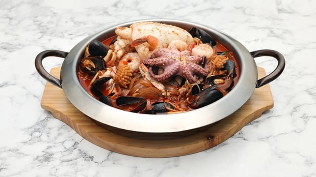 Sopa picante de fideos con pulpo y marisco 1