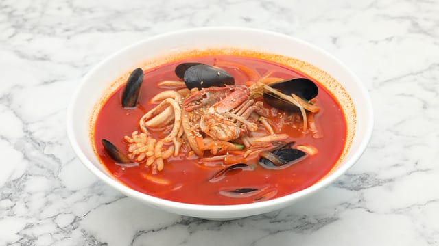 Sopa de fideos con marisco picante 1