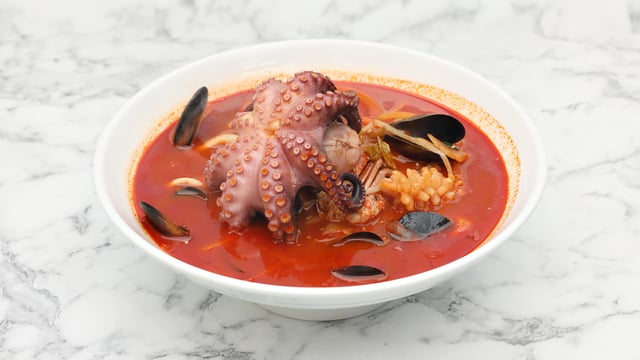 Sopa picante de fideos con pulpo y marisco 1