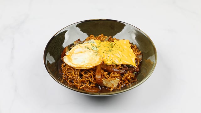 Melno pupiņu mērce Ramyun (cepta ola + siers) 1