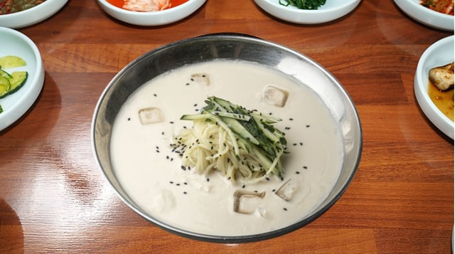 Mie dalam sup kacang soya sejuk 1