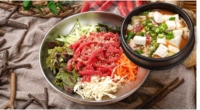 Koreański tatar wołowy Bibimbap + gulasz z pasty sojowej 1