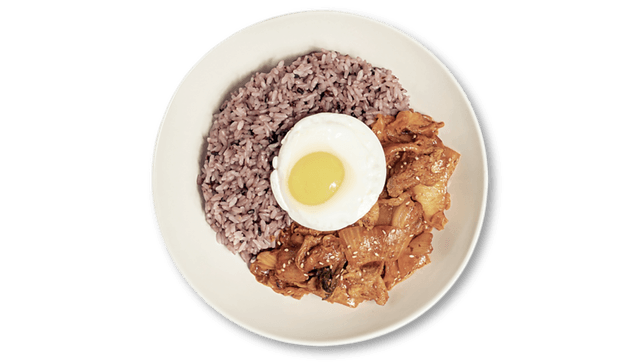 Puerco salteado con kimchi sobre arroz al vapor 1