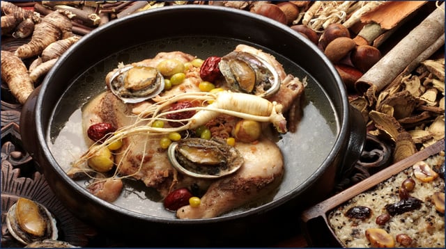Sopa de Frango Inteiro com Abalone e Ervas Medicinais 1