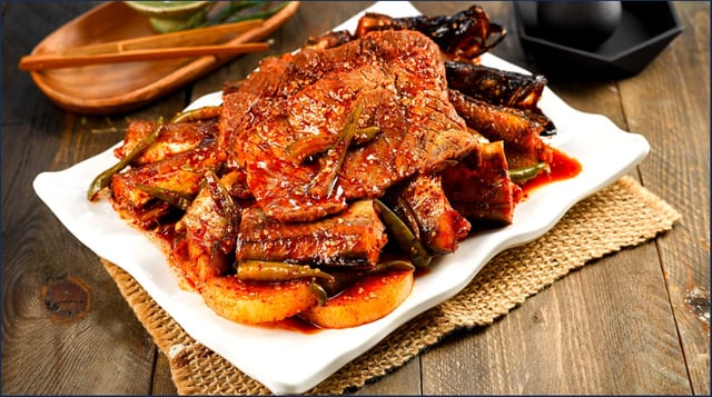 Merluzzo semi-essiccato brasato piccante con spalla di maiale 1