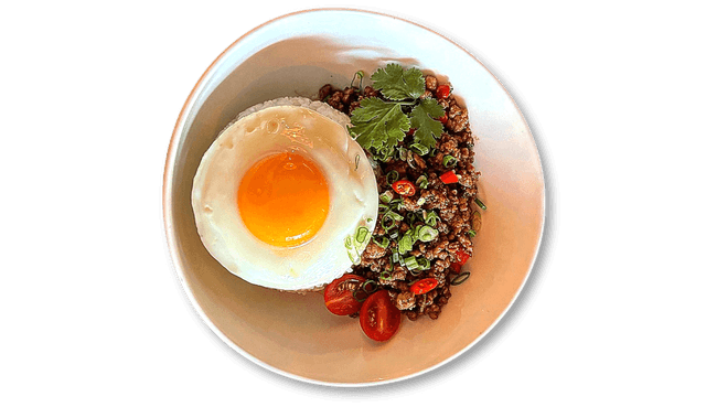 Cerdo salteado con albahaca tailandesa sobre arroz 1
