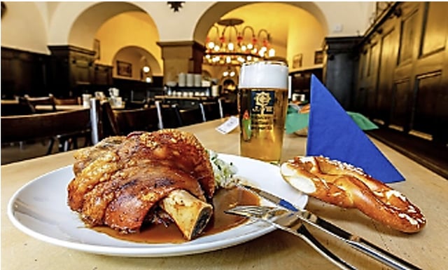 ½ knusprige Schweinshaxe 1