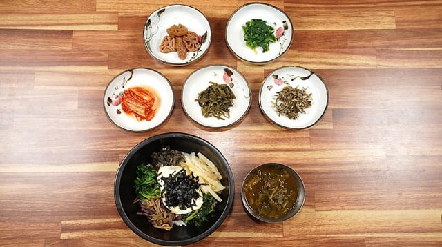 Bibimbap in einem heißen Steintopf 1
