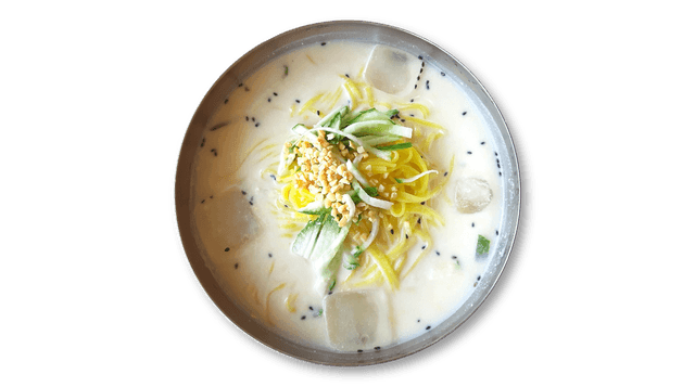 Nouilles dans une soupe froide au soja 1