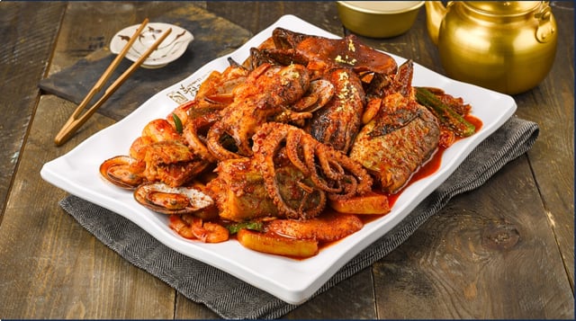 Merluzzo semi-essiccato brasato piccante con frutti di mare 1