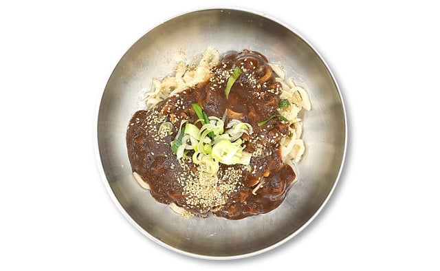 บะหมี่ราดซอสถั่วดำ 1