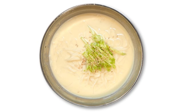 Makaron w zimnej zupie sojowej 1