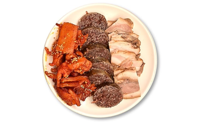 Sosej Korea berisi + hirisan daging kepala babi direbus + kaki ayam rebus pedas 1