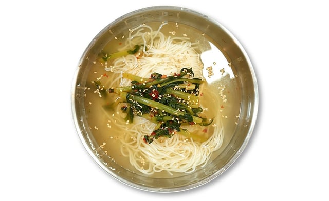 Kimchi-nudler med unge sommerradiser 1