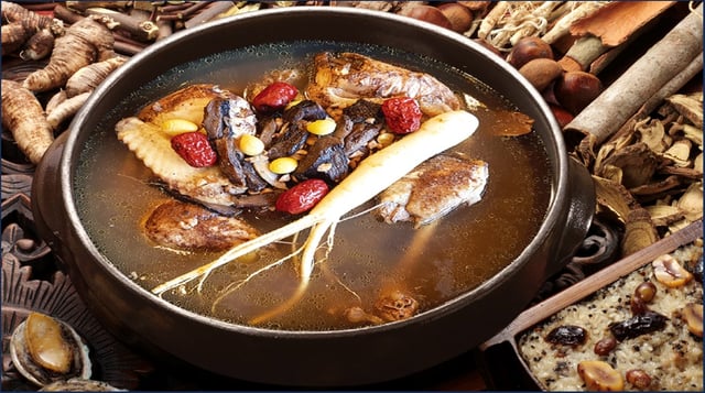 Sopa de galinha inteira com ouriço-cacheiro e ervas medicinais 1