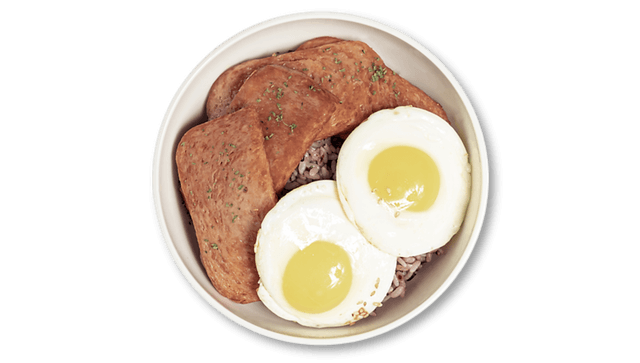 Spam y huevo sobre arroz al vapor con salsa de soja 1