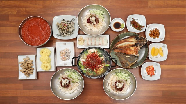 Set Menu of Sliced Raw Fish in Cold Broth 1