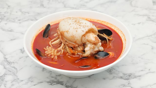Sopa picante de fideos con sepia y marisco 1