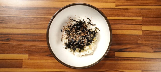 Rice Bowl with Seaweed Flakes 1