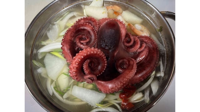 Octopus întreg fiert și supă 1