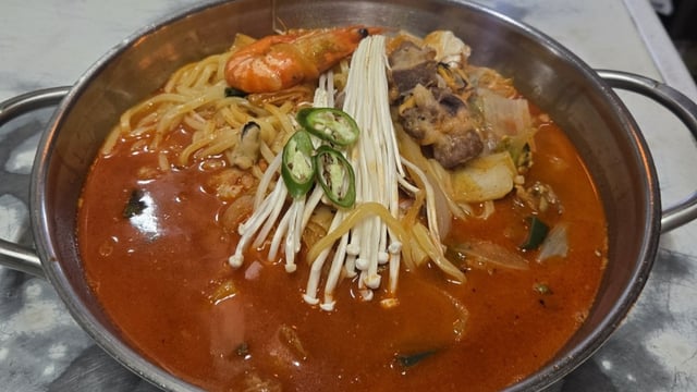 Spicy Beef Brisket and Seafood Noodle Soup 1
