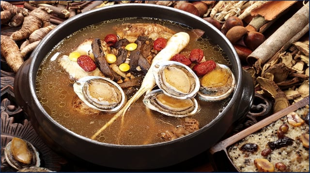 Sopa de Frango Inteiro com Abalone, Ouriço-cacheiro e Ervas Medicinais 1