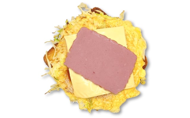 Gebackenes Brot mit Schinken, Käse, Ei und Gemüse 1