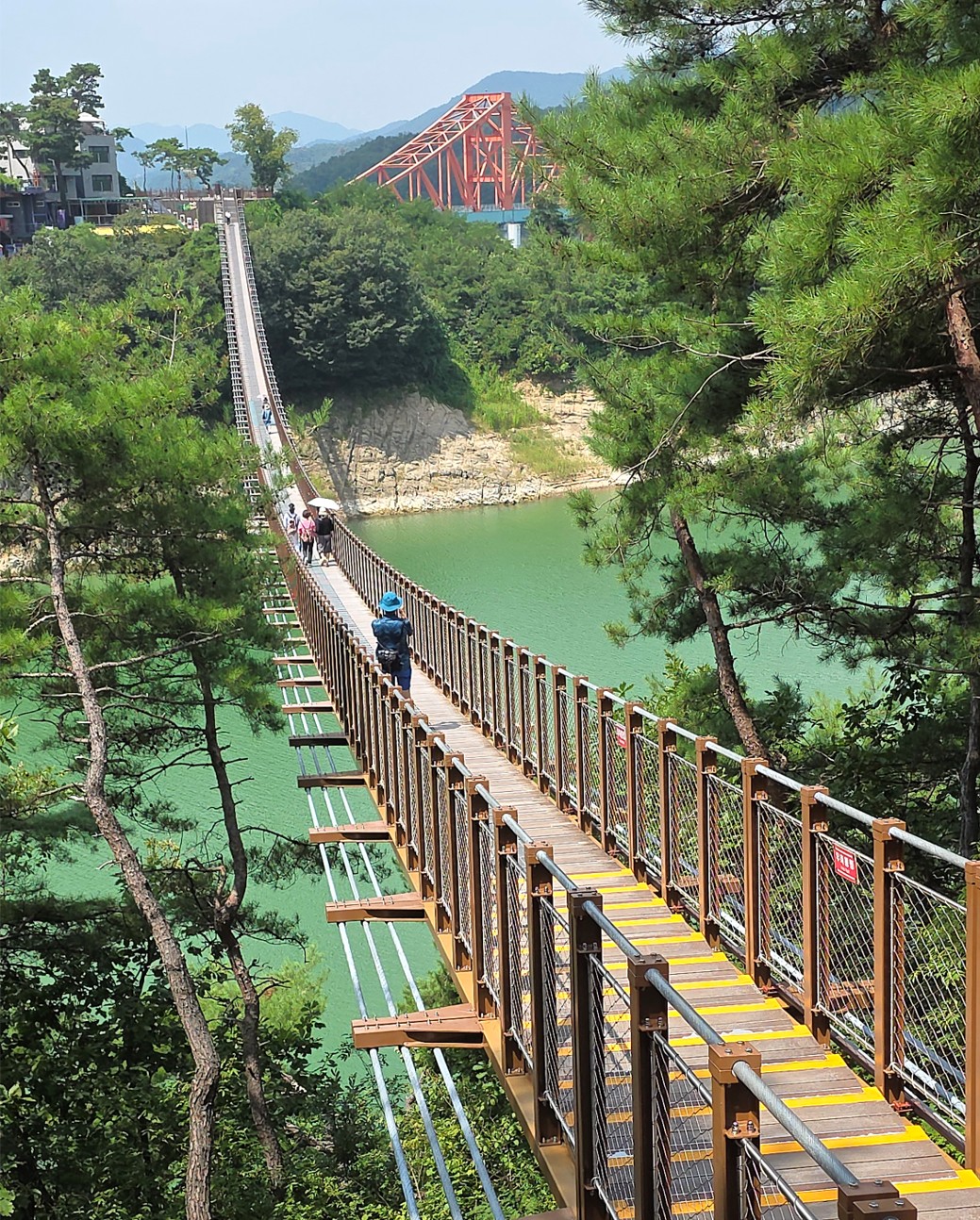 옥순봉을 가장 가까이서 볼 수 있는 출렁다리 1