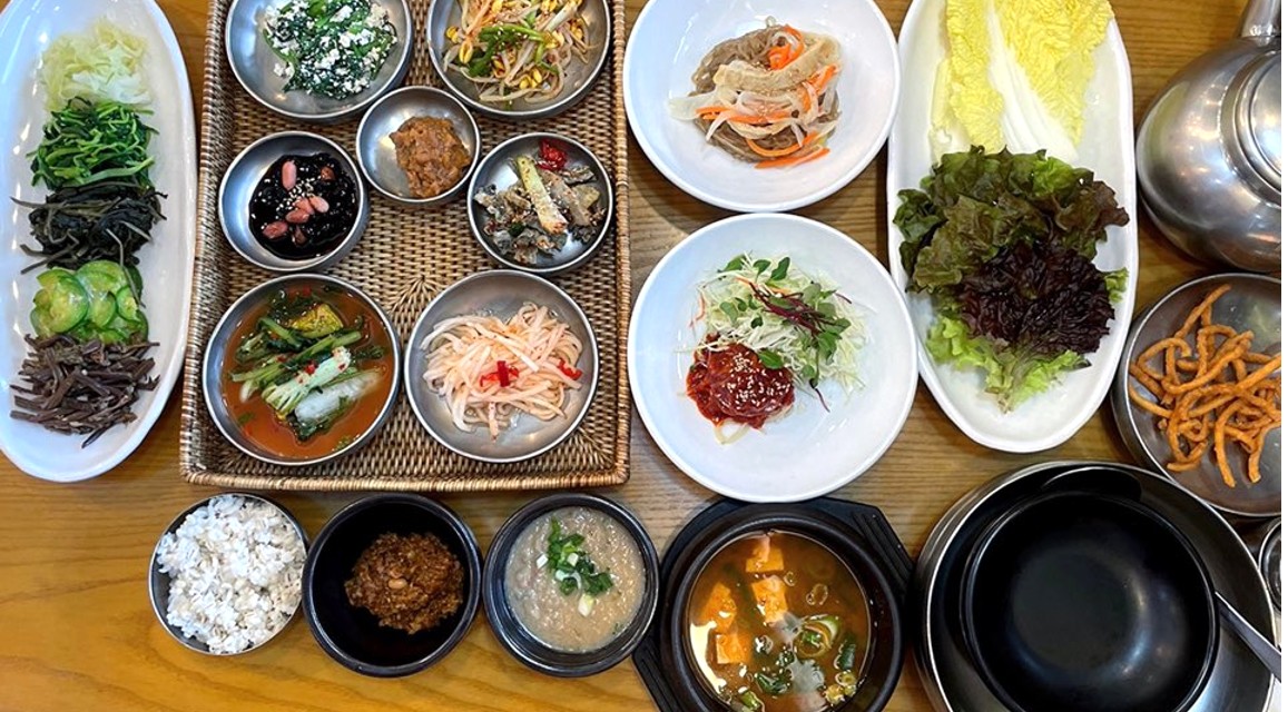Bibimbap med krydret sojabønnepasta, byg og ris 1