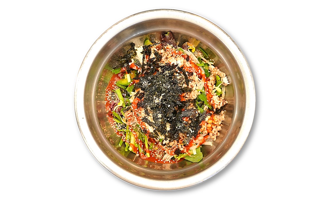 Bibimbap w dużej mosiężnej misce 1